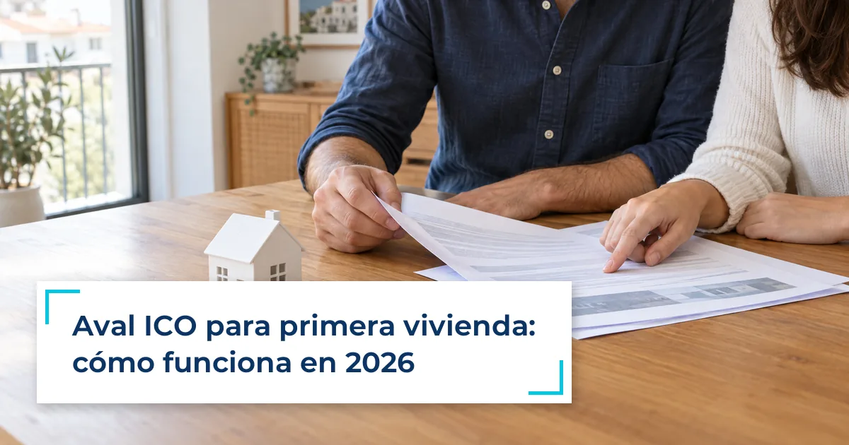 Pareja revisando en la mesa los documentos de su hipoteca con aval ICO para comprar su primera vivienda